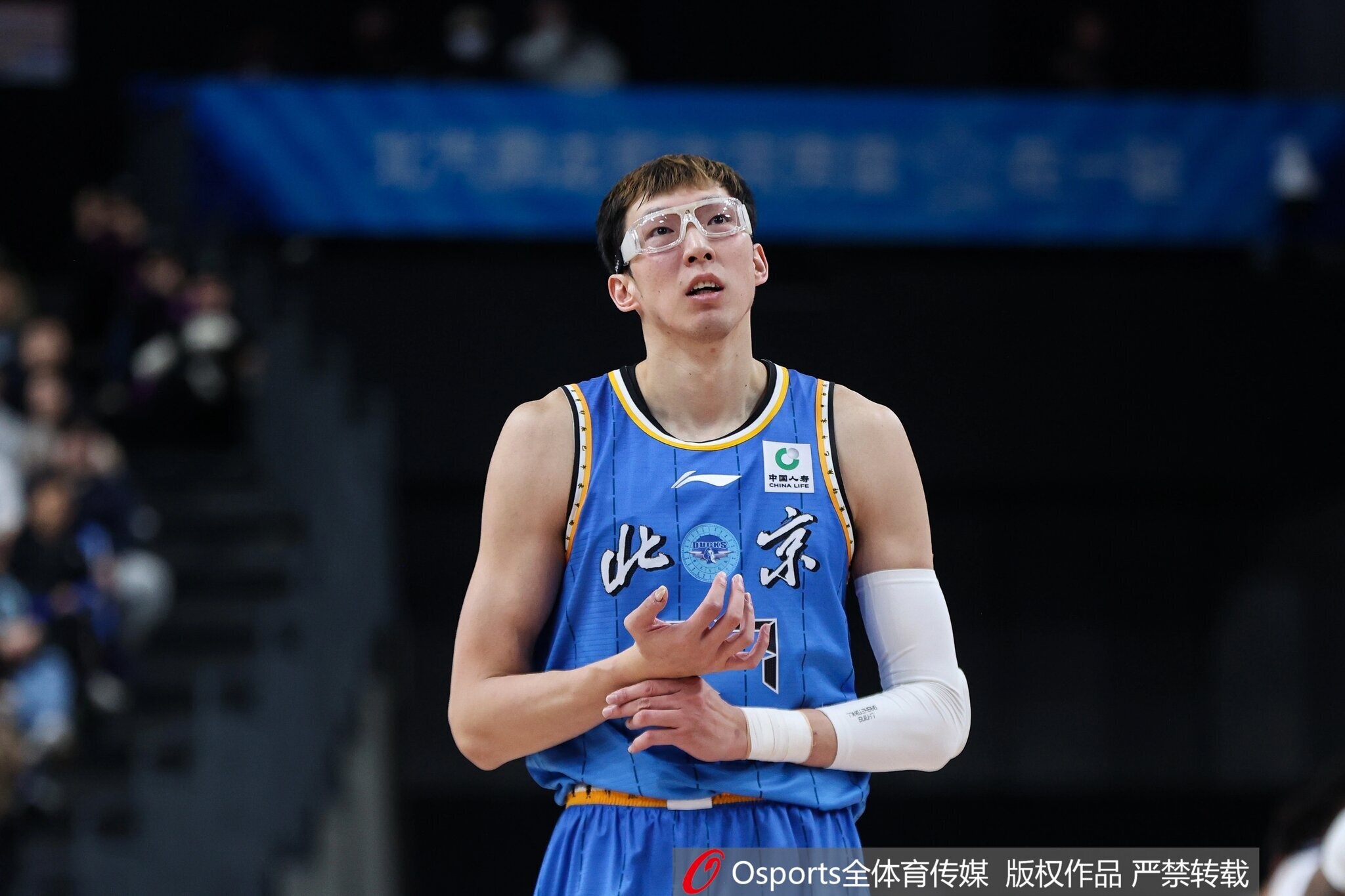 开云体育平台-进攻欲很低！周琦全场仅出手4次&amp;命中3球 得到7分8篮板2助攻